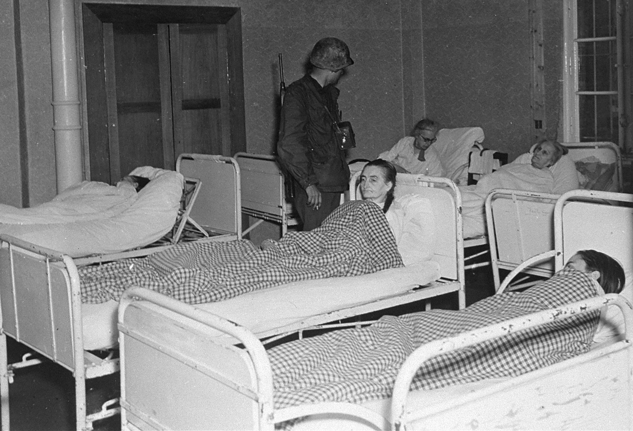 Foto von überlebenden Alterskranken in der „Euthanasie“-Anstalt Hadamar 1945